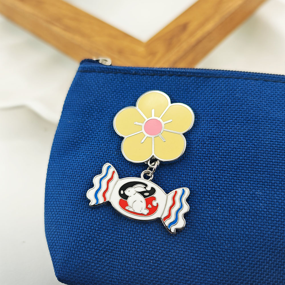 White Rabbit Candy Enamel Pin  - Food Snacks Gifts recensie en prijs